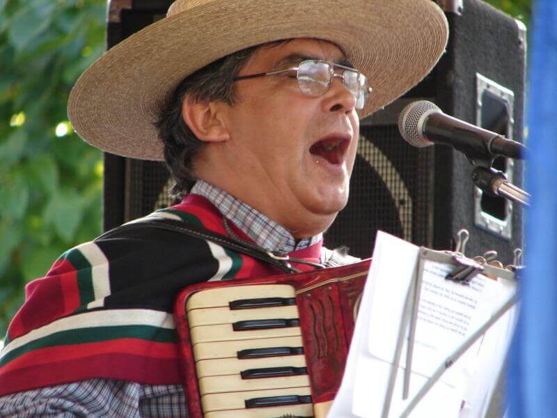 Cantor chileno tocando cueca, instrumento típico do país. Fuente: Wikimedia.